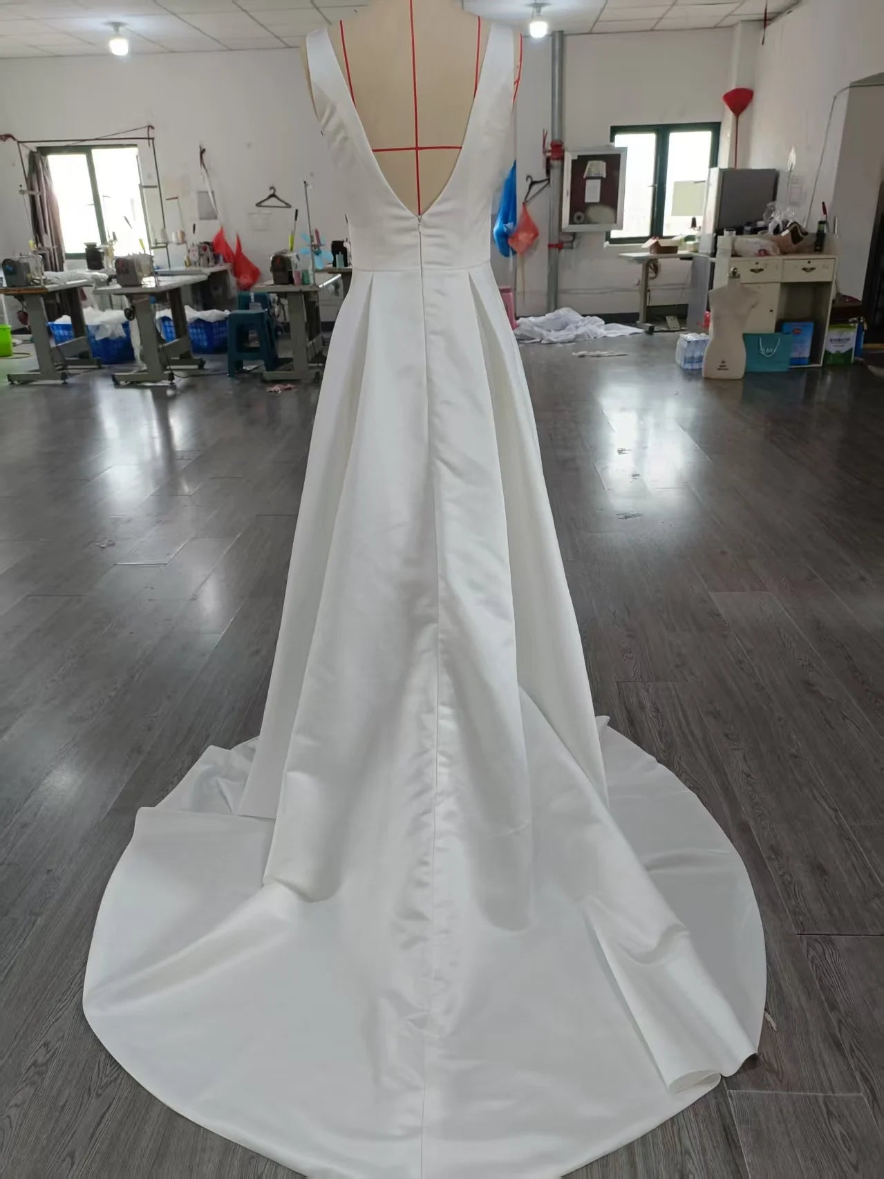 1 Piece Low Moq Modern Draped Princess Button White Wedding Evening Dress with Chapel Train for Women